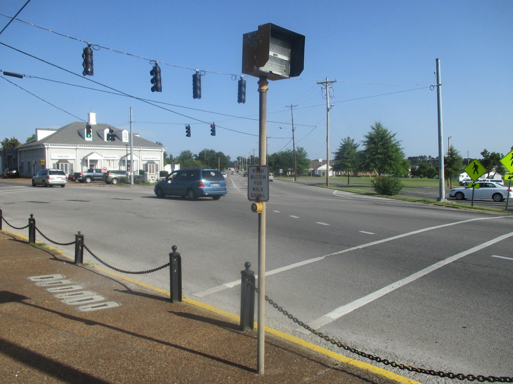 RARE INTELIGHT 44" TRAFFIC SIGNAL EVEN LIGHT ON ALL SIGNAL COLLECTABLE READ ALL 