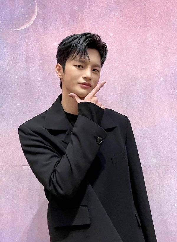 Casual Pappaufsteller lebensgross Seo In-guk 