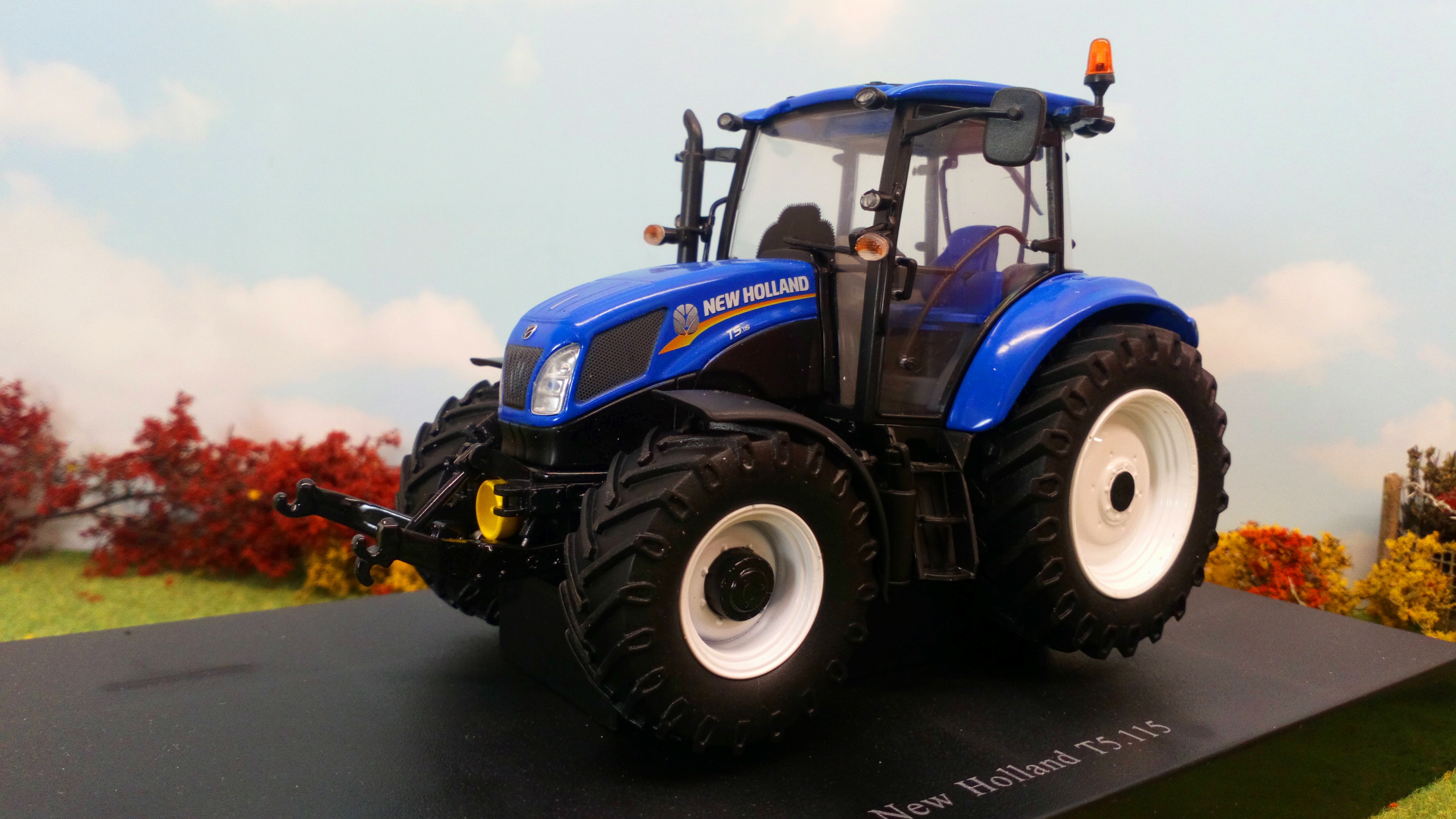 UNIVERSAL HOBBIES 4229 1/32 SCALE NEW HOLLAND T5.115 DEALER BOX 
