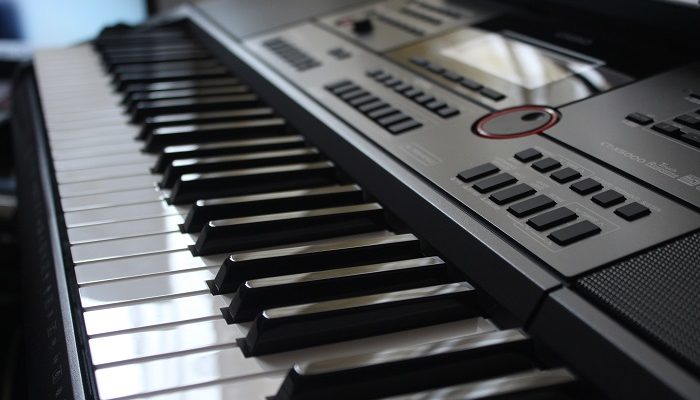 Schwarzes Einsteiger-Keyboard mit 61 Standard-Tasten Mikrofon & Lernfunktionen 