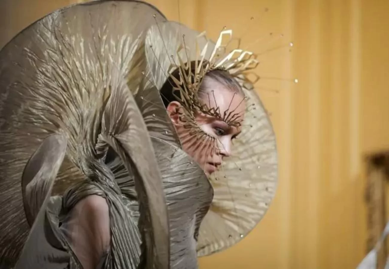 The Future-Driven Holographic Haute Couture